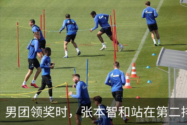 男团领奖时，张本智和站在第二排与国乒握手，松岛辉空全程无表情
